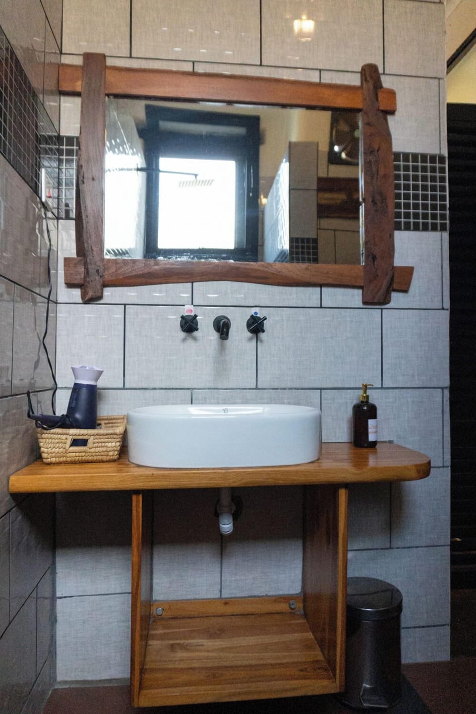 Shower, rainfall showerhead, free toiletries, hair dryer