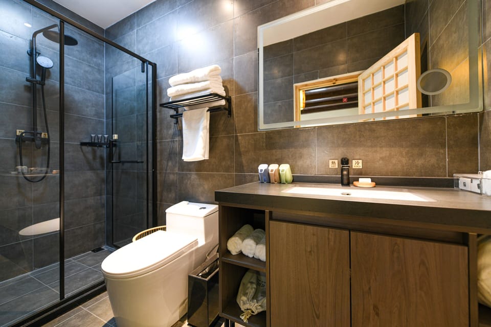 Comfort Triple Room | Bathroom | Shower, rainfall showerhead, free toiletries, hair dryer
