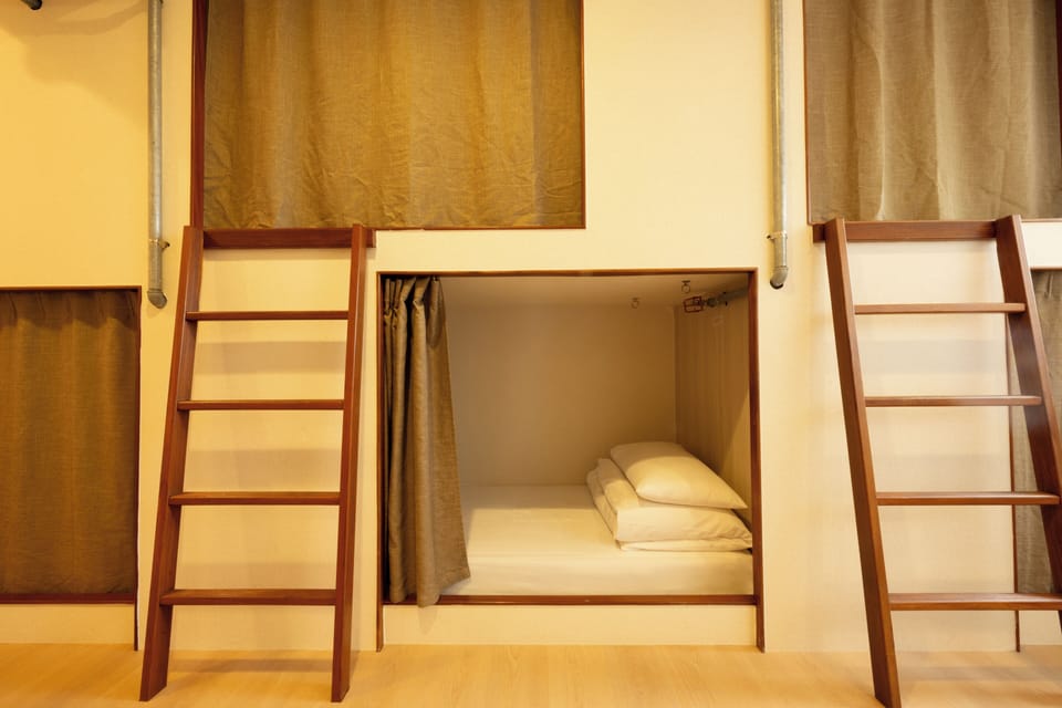 Soundproofing, free WiFi, bed sheets