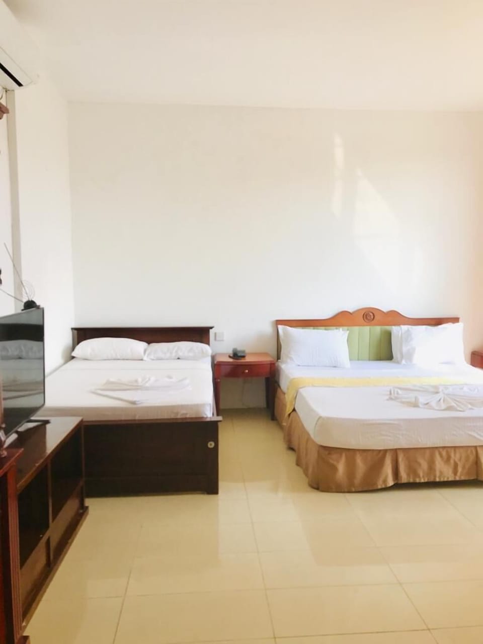 Family Room | Desk, iron/ironing board, free WiFi