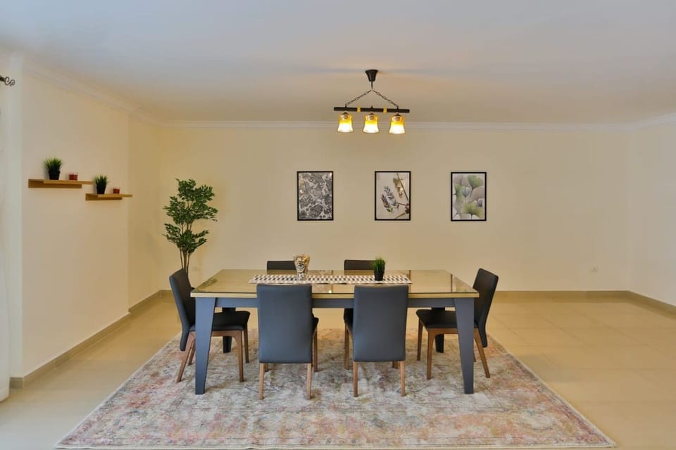 Family Apartment | In-room dining