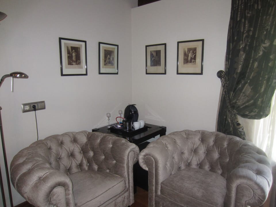 Deluxe Suite | In-room safe, desk, free WiFi, bed sheets