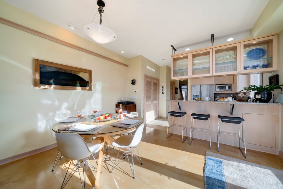 Dining table that seats 6, Ocean views and opt to the living room with gas fireplace, Direct TV, Ocean views, Surround sound, Overhead fans