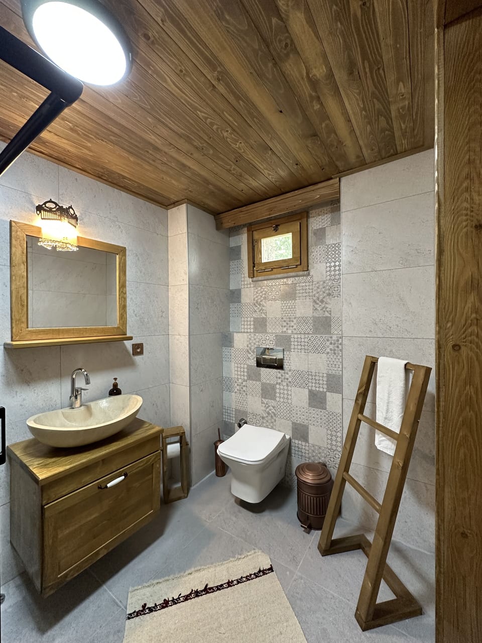 Hydromassage showerhead, hair dryer, towels