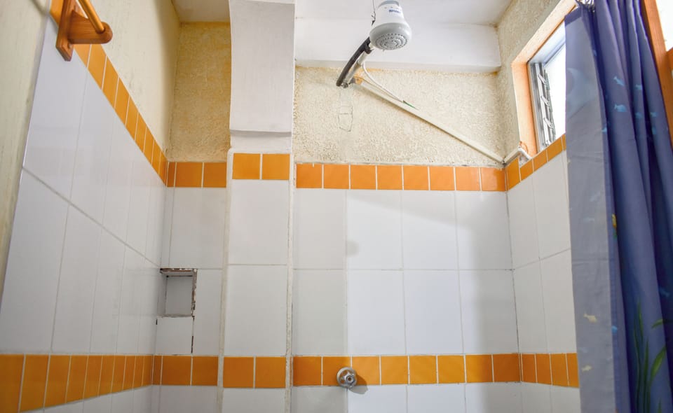 Shower, rainfall showerhead, towels, shampoo