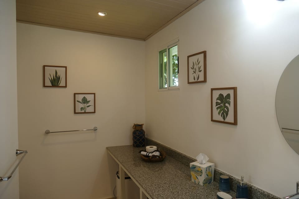 Panoramic Bungalow | Bathroom | Shower, rainfall showerhead, hair dryer, towels
