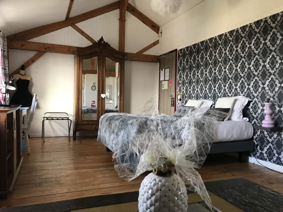 Superior Double Room, Valley View | Desk, iron/ironing board, free WiFi, bed sheets