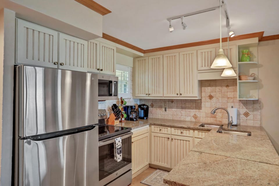 Beautiful &amp; well stocked kitchen!