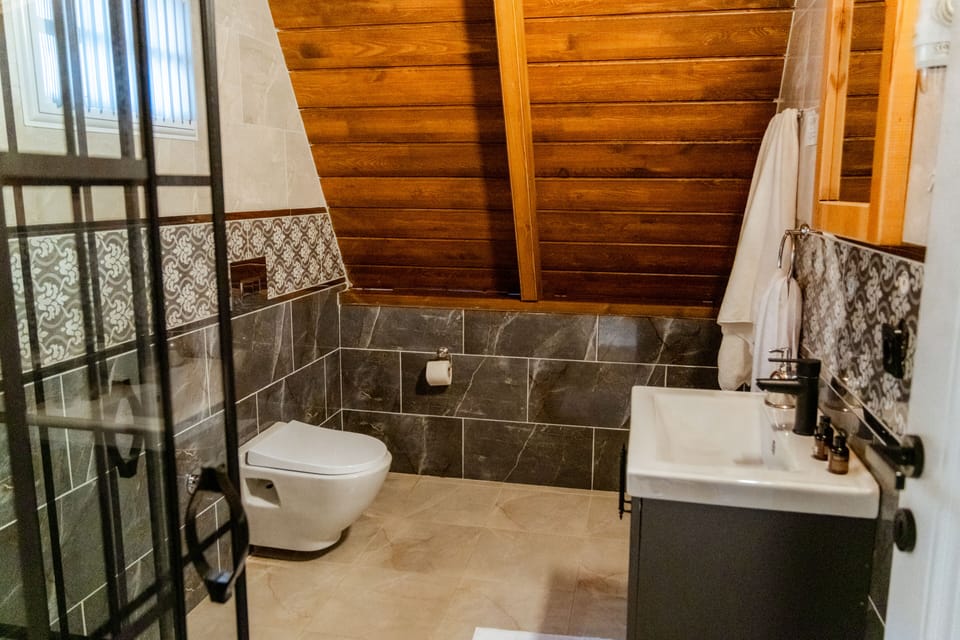 Deluxe Bungalow | Bathroom | Separate tub and shower, jetted tub, hydromassage showerhead