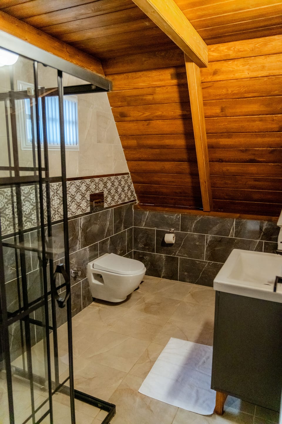 Deluxe Bungalow | Bathroom | Separate tub and shower, jetted tub, hydromassage showerhead