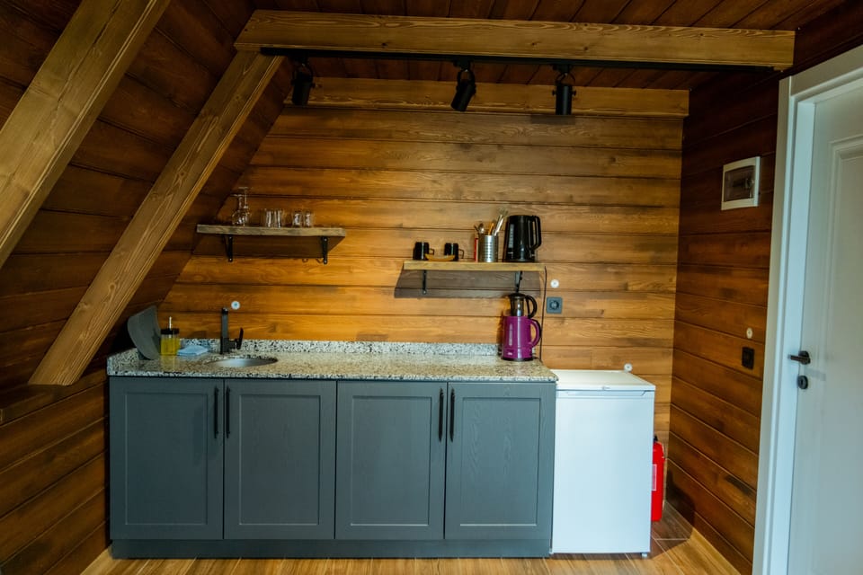 Deluxe Bungalow | Private kitchen | Coffee/tea maker, electric kettle, dining table
