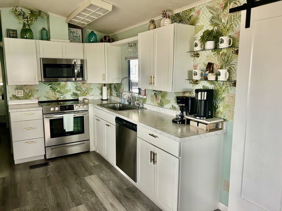 Fully equipped Kitchen with coffee bar, full size appliances and dishwasher
