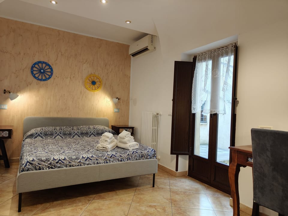 Design Room, Private Bathroom | Individually furnished, desk, cribs/infant beds, free WiFi