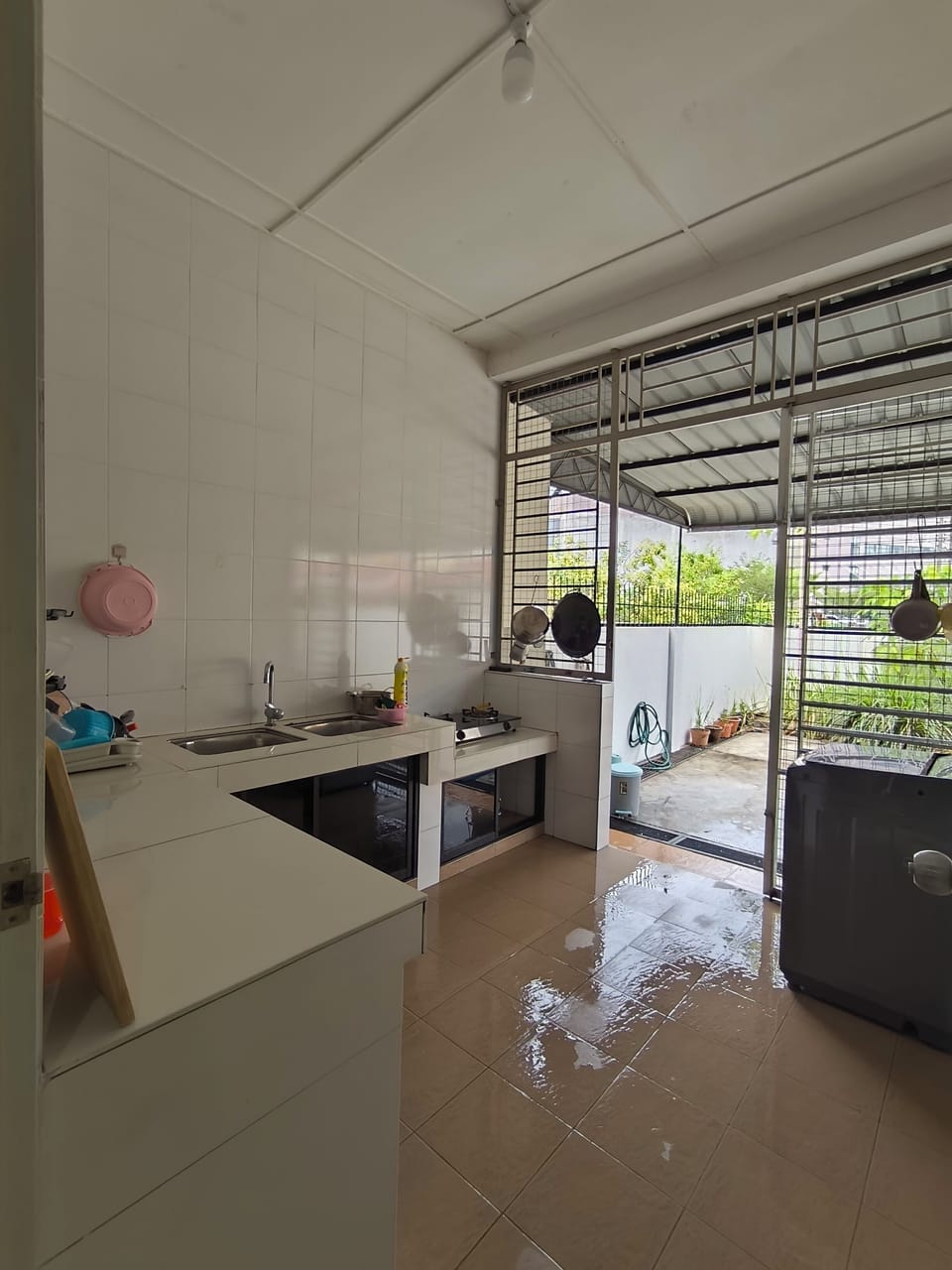 Comfort House | Private kitchen | Fridge, dishwasher, cookware/dishes/utensils, cleaning supplies