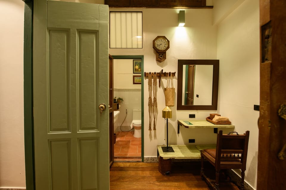 Executive Room | Bathroom | Combined shower/tub, rainfall showerhead, free toiletries, hair dryer