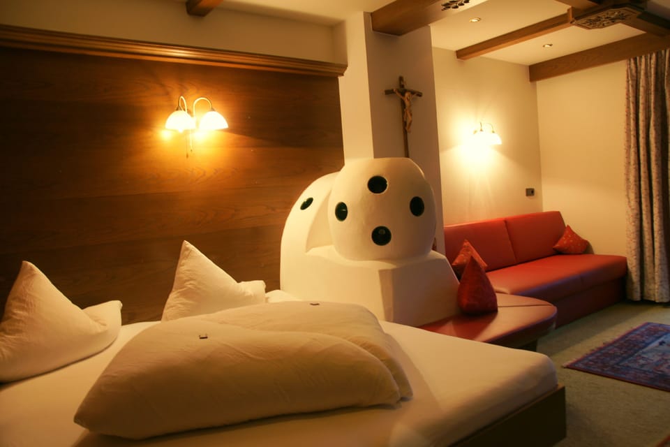 Comfort Apartment, Balcony, Mountain View | Hypo-allergenic bedding, in-room safe, desk, cribs/infant beds