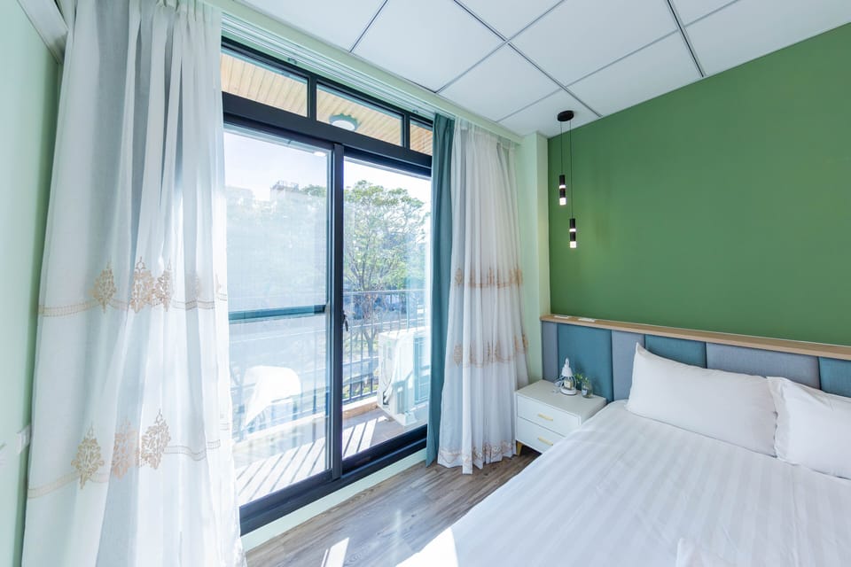 Family Quadruple Room | Laptop workspace, soundproofing, free WiFi