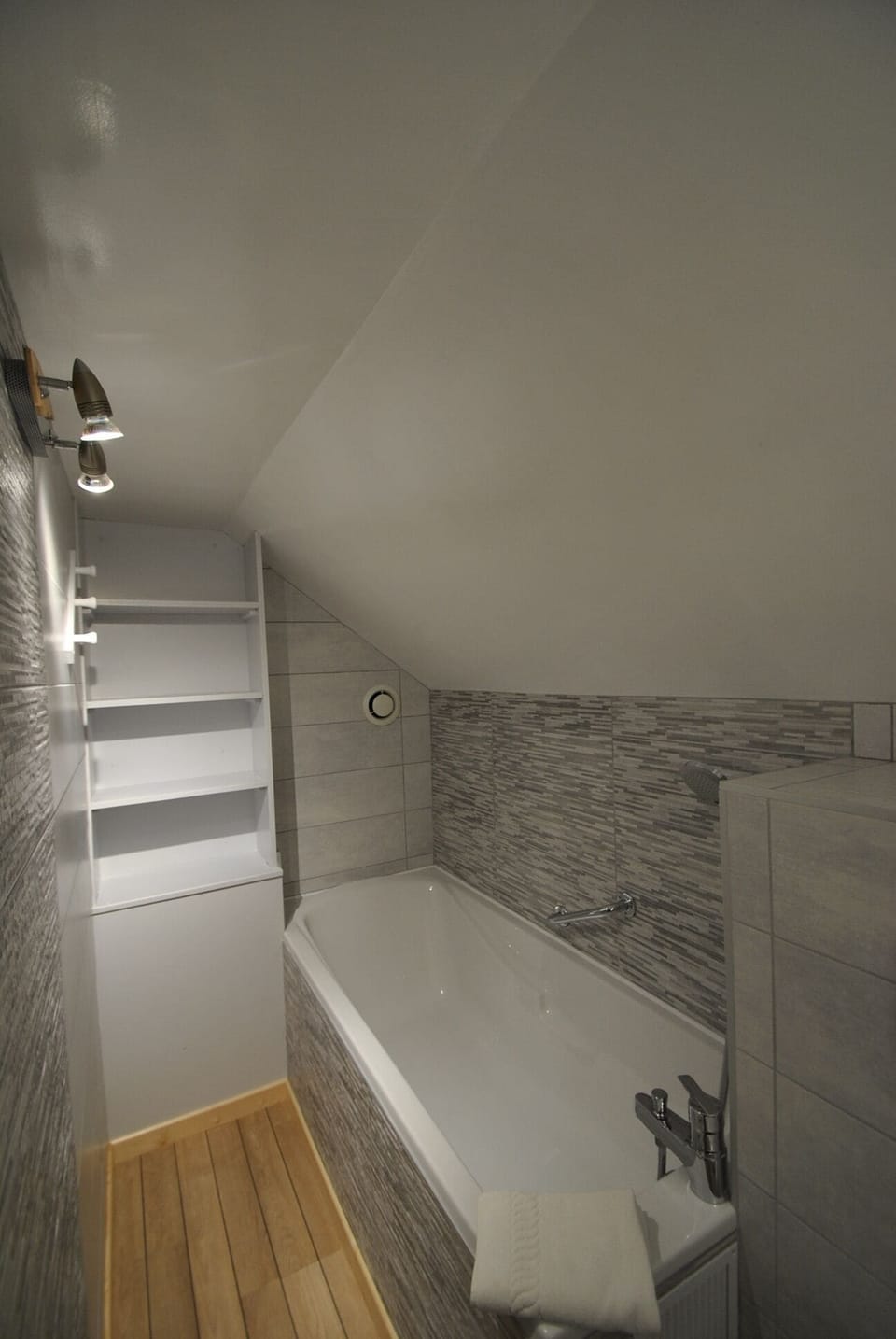 Comfort Double Room | Bathroom | Free toiletries, hair dryer