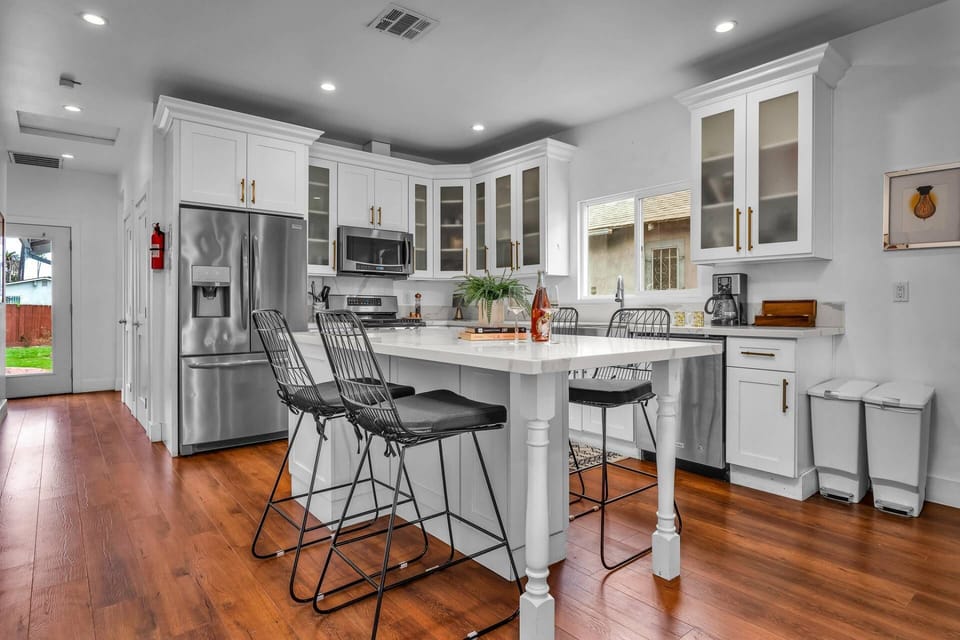Modern Kitchen w Stainless Steel Appliances, Dishwasher, Refrigerator, Microwave, Oven/Stove