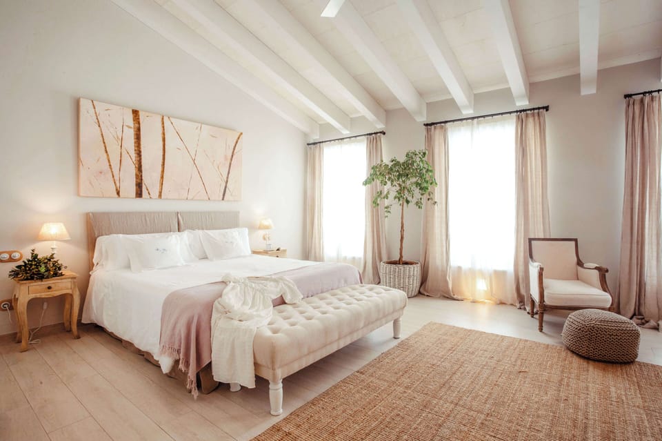 Premium bedding, down comforters, in-room safe, desk