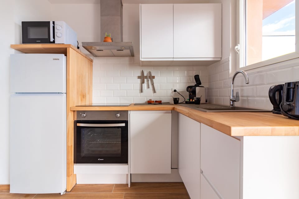 Apartment | Private kitchen | Fridge, microwave, oven, stovetop
