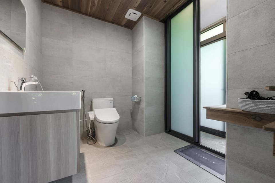 Deluxe Quadruple Room with Balcony | Bathroom | Shower, hair dryer, slippers, towels