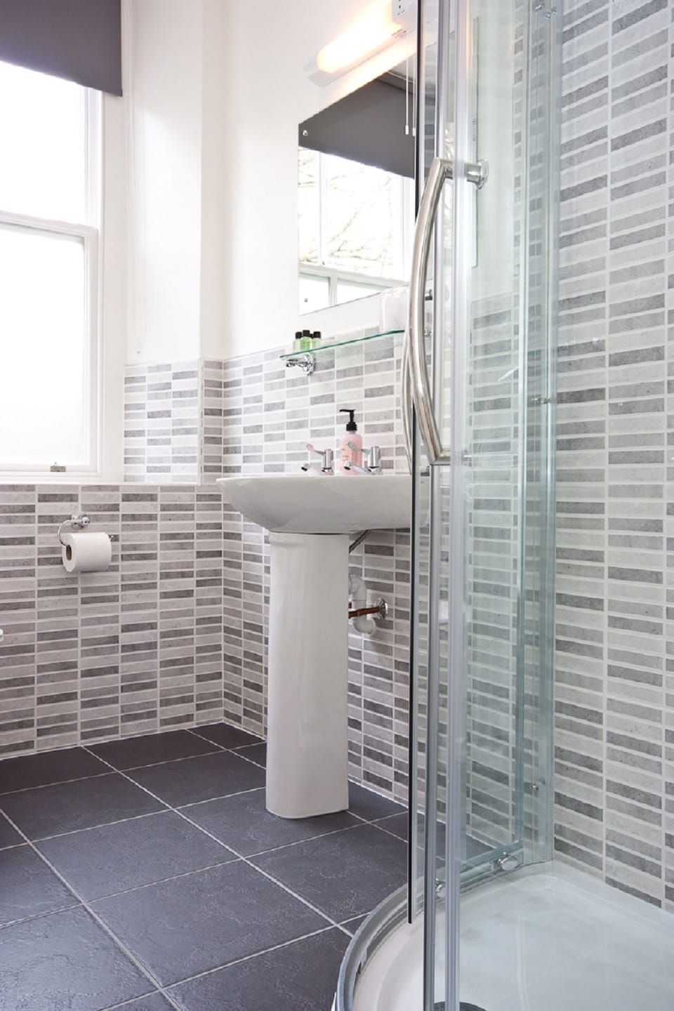 Classic Double Room (Four Poster Bed) | Bathroom | Shower, free toiletries, hair dryer, towels