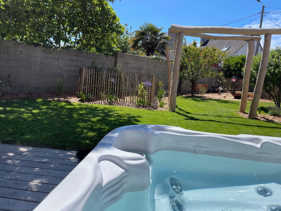 Outdoor spa tub
