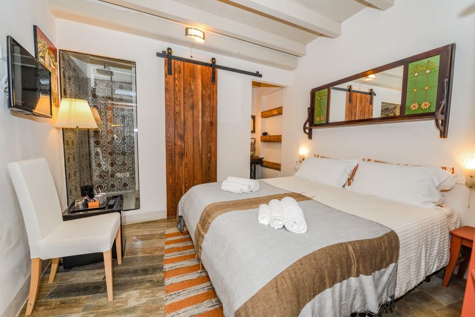 Deluxe Suite (Fata Astrea e Fata Ondina) | Hypo-allergenic bedding, down comforters, memory foam beds, minibar