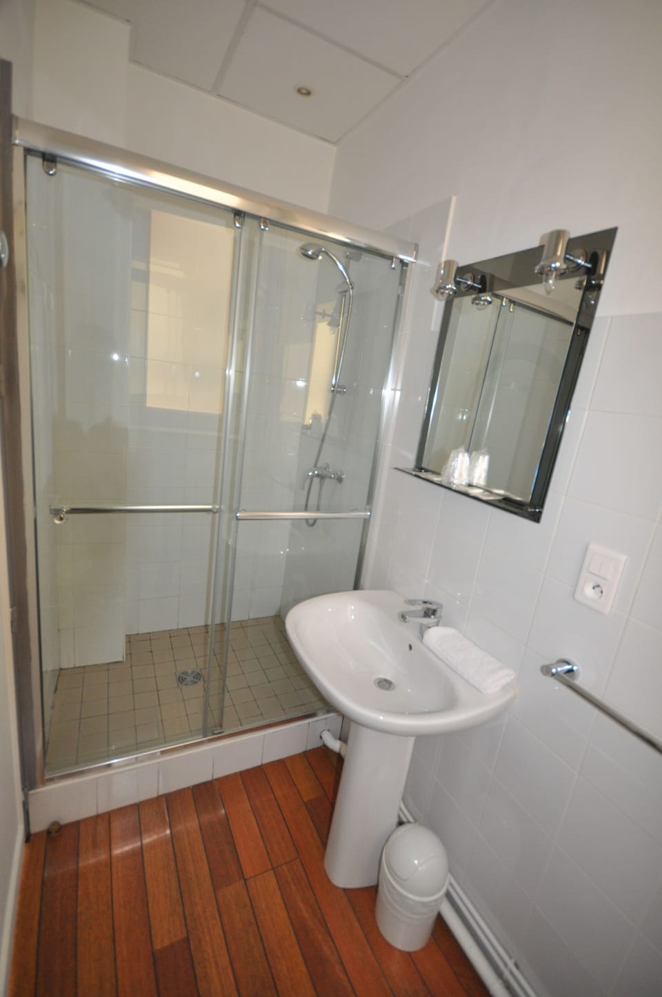 Standard Twin Room, 2 Twin Beds | Bathroom | Free toiletries, hair dryer, towels