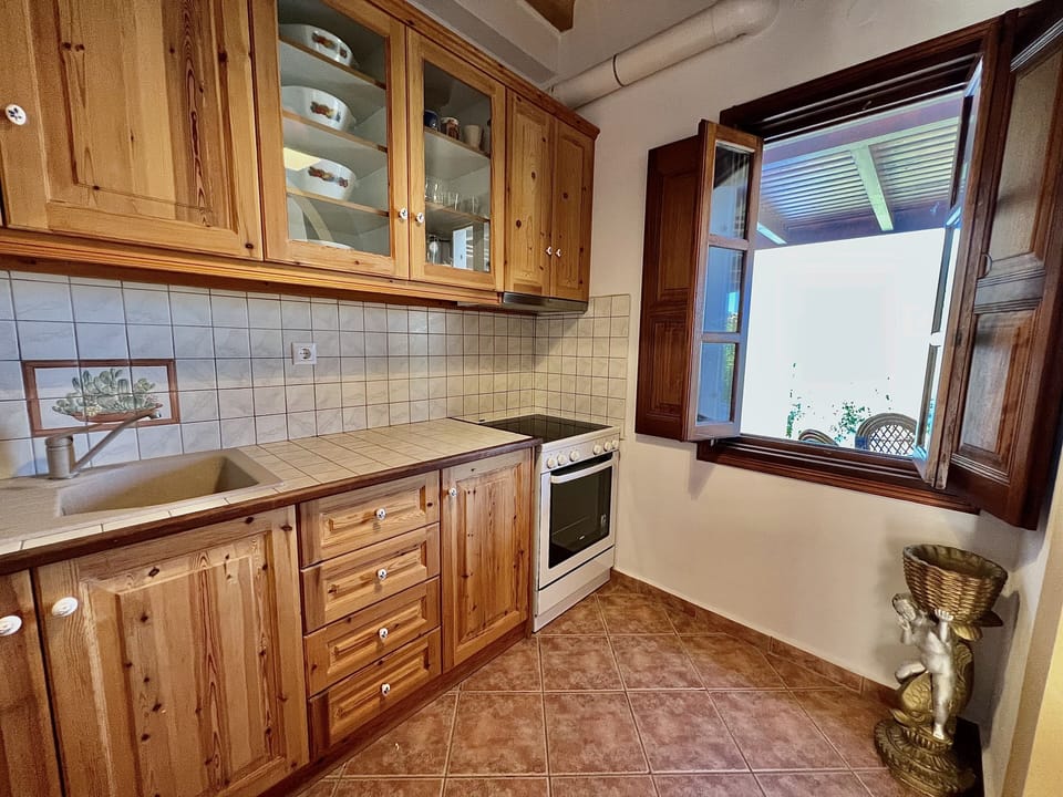 Studio Suite, Sea View, Ground Floor | Private kitchen | Full-size fridge, oven, electric kettle, cookware/dishes/utensils