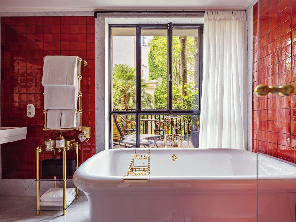 Deluxe Garden Room | Bathroom | Free toiletries, hair dryer, bathrobes, towels