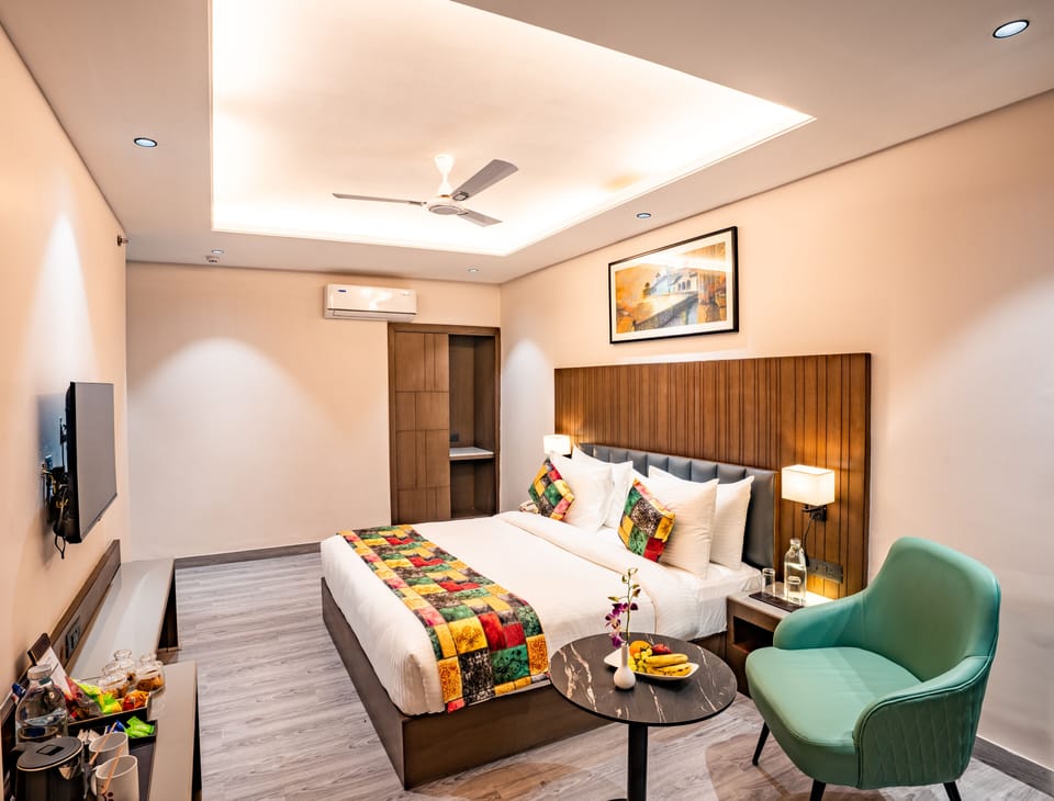 Deluxe Double Room | In-room safe, iron/ironing board (on request), WiFi (free)