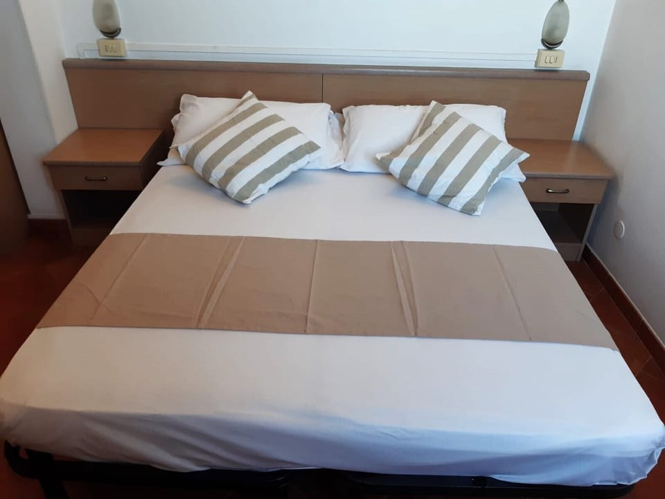 Classic Room | In-room safe, desk, soundproofing, iron/ironing board