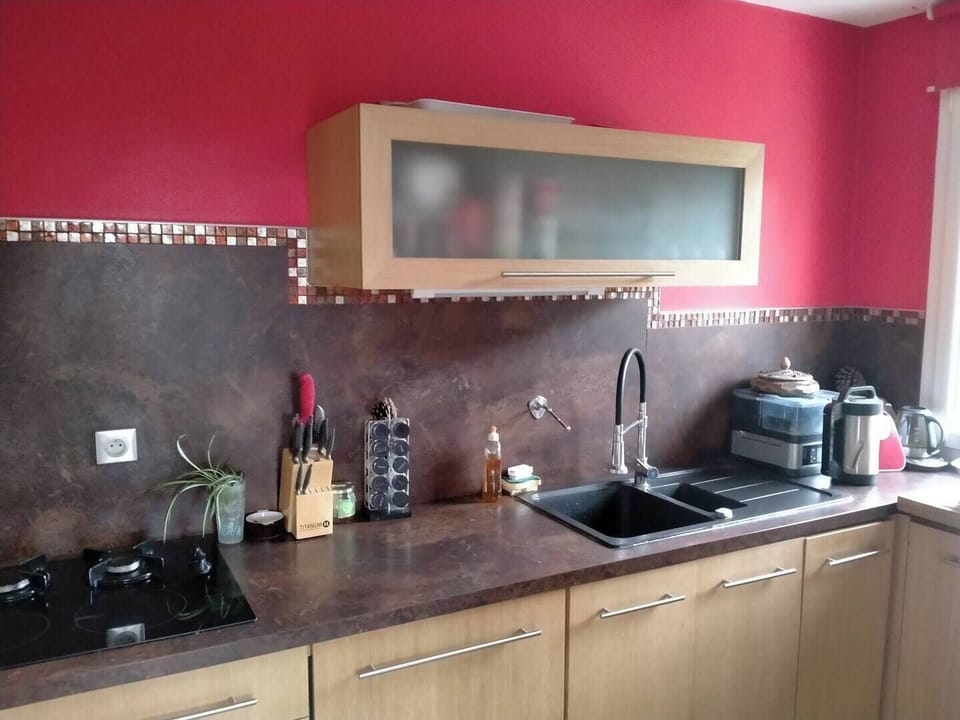 Coffee/tea maker, refrigerator (on request), microwave (on request)