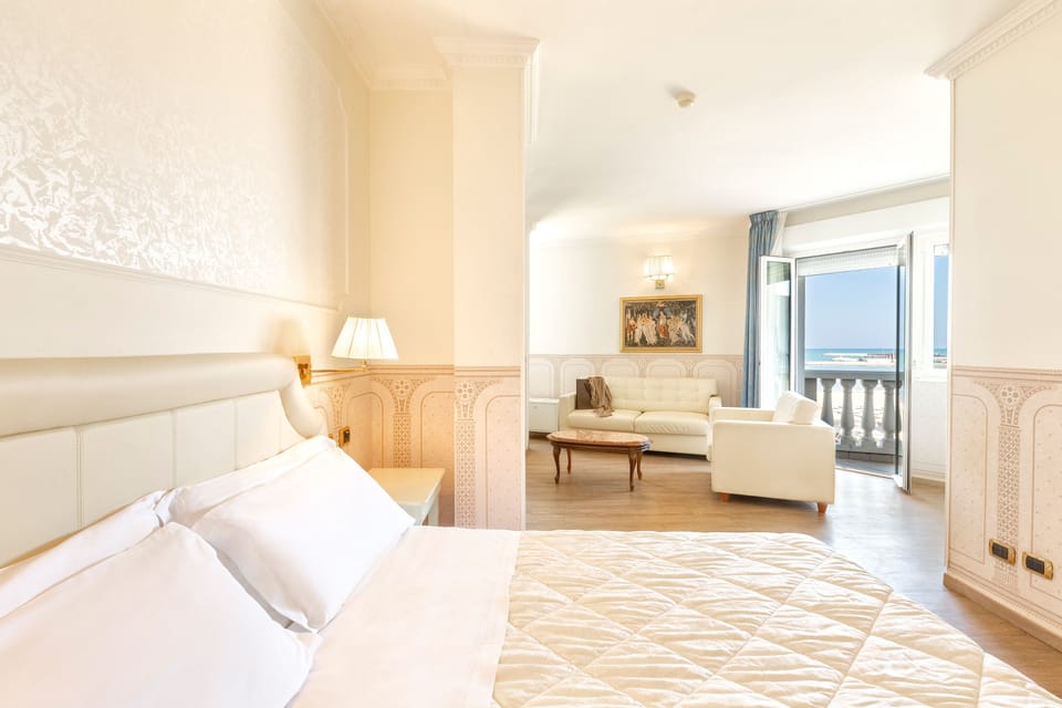 Junior Suite | Premium bedding, minibar, in-room safe, desk