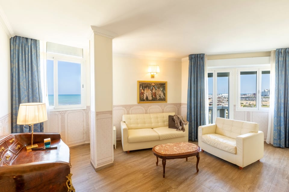 Junior Suite | Premium bedding, minibar, in-room safe, desk