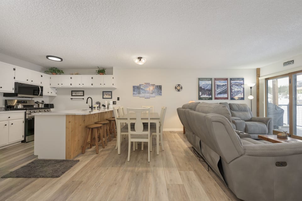 Open Floor Plan - Nice open floor plan of dining / living area