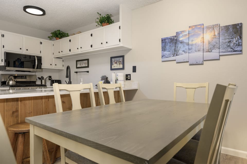 Dining table - Nice dining table for 6  and seating for additiona 4 people by kitchen counter