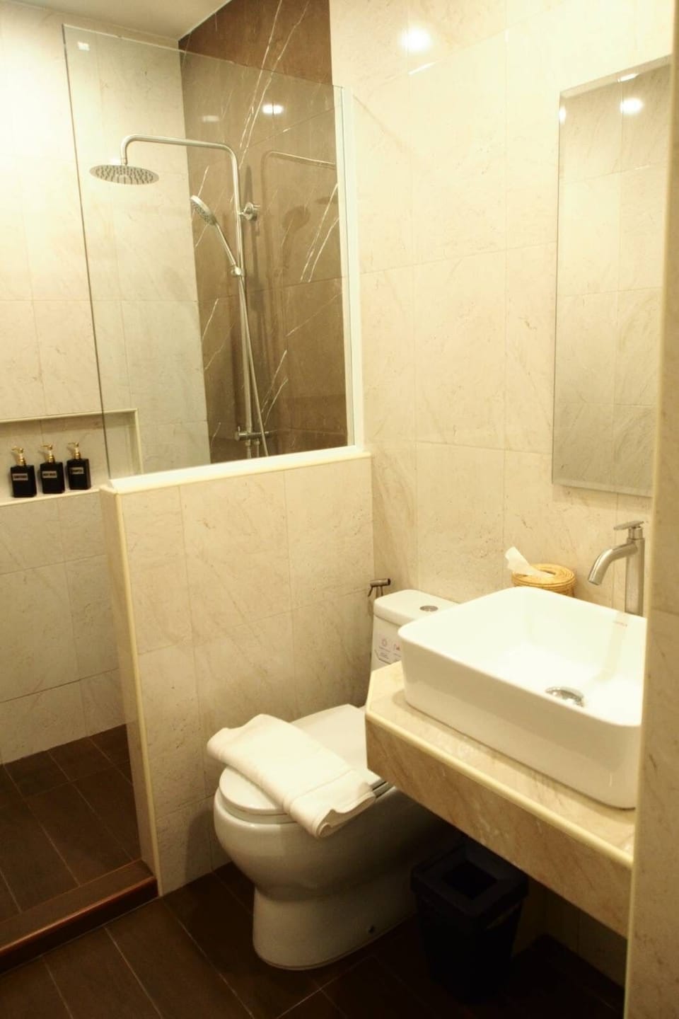 Shower, rainfall showerhead, free toiletries, hair dryer