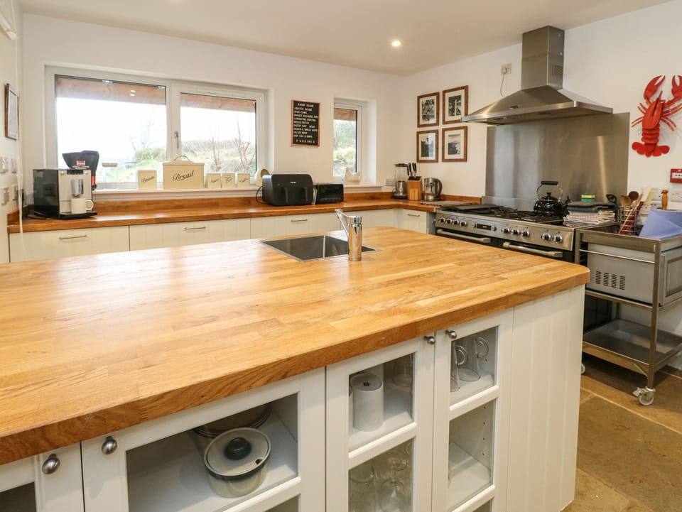 Cottage | Private kitchen | Dishwasher, electric kettle, toaster, cookware/dishes/utensils