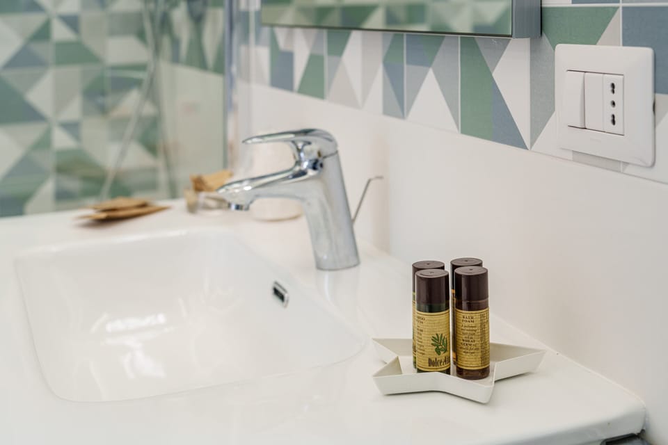 Shower, rainfall showerhead, free toiletries, hair dryer