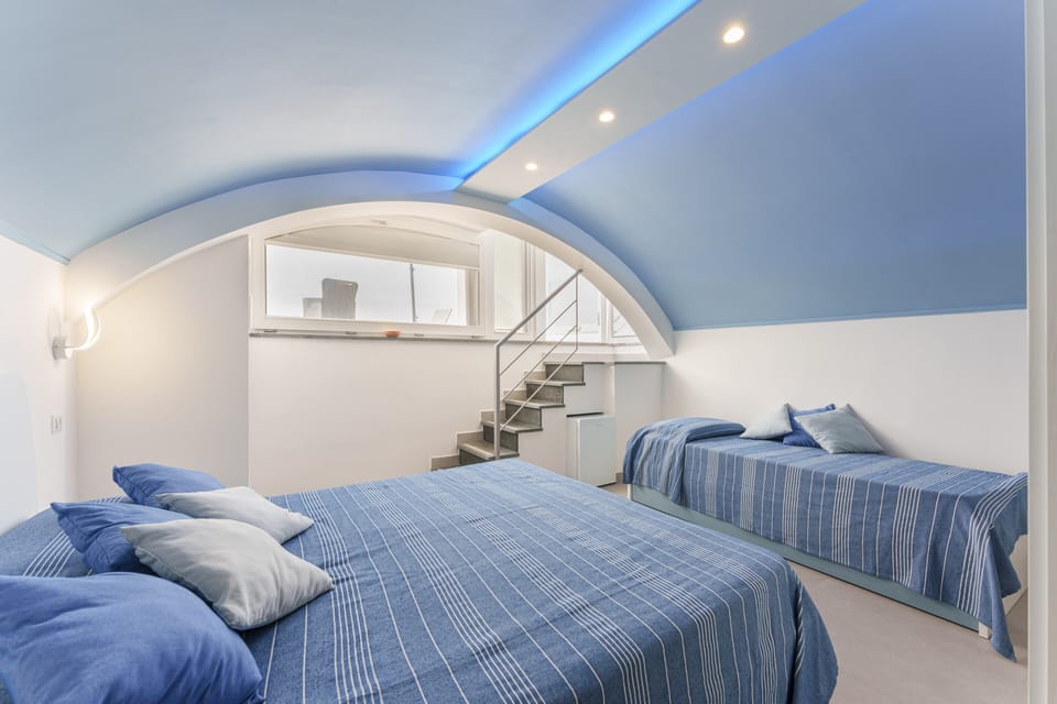 Superior Triple Room | Desk, WiFi (free), bed sheets