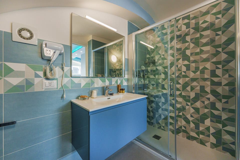 Superior Triple Room | Bathroom | Shower, rainfall showerhead, free toiletries, hair dryer