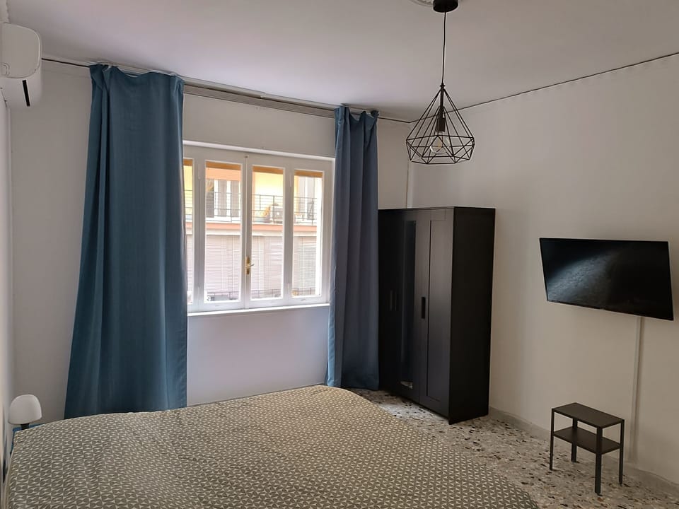 Double Room | Down comforters, desk, laptop workspace, blackout drapes