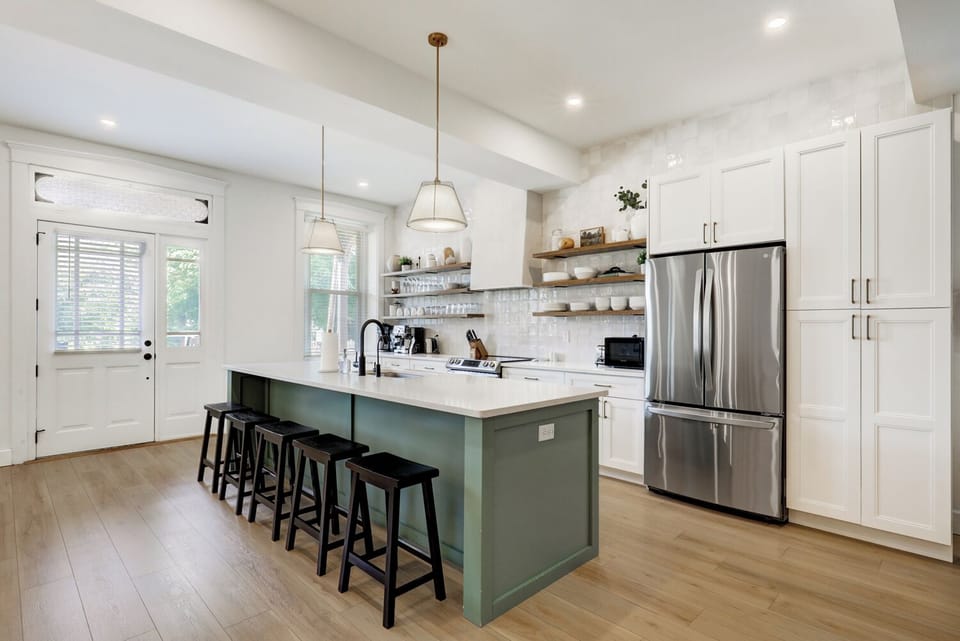 Fully stocked kitchen with Ninja Luxe espresso machine(espresso beans provided)