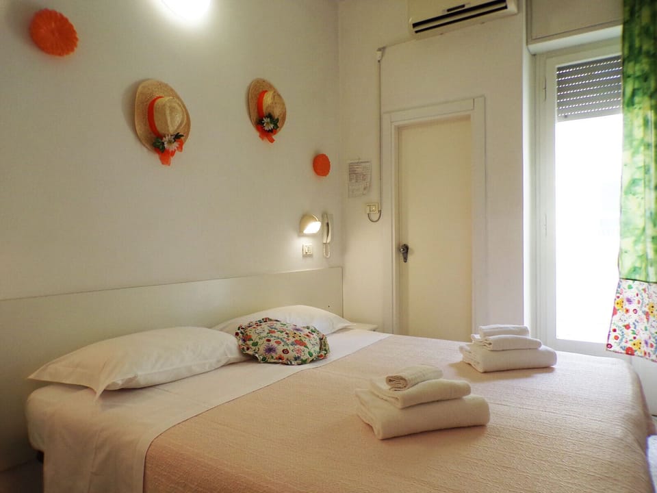 1 bedroom, desk