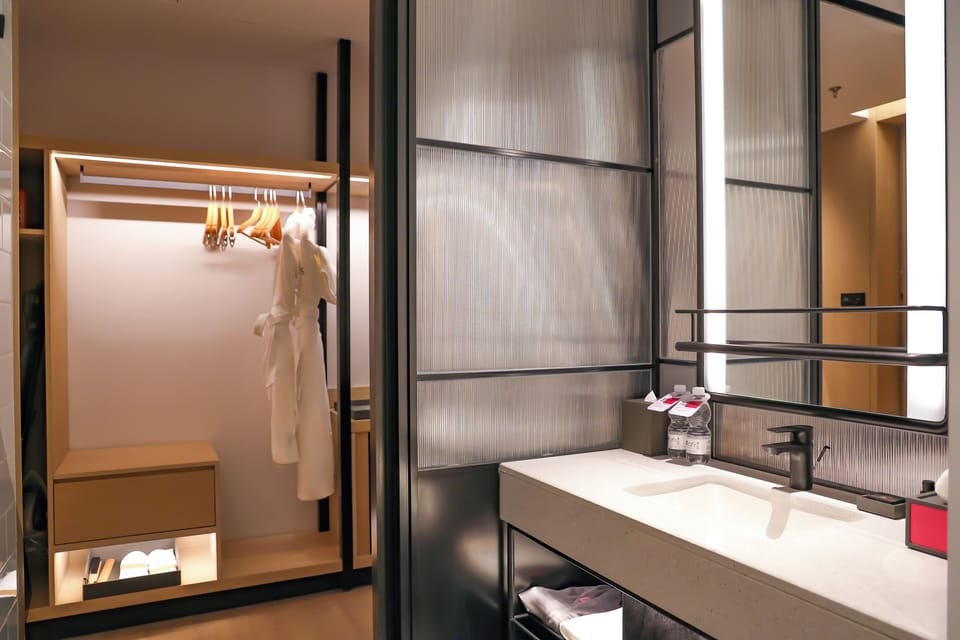 aloft, Basic Room, 2 Double Beds | Bathroom | Rainfall showerhead, free toiletries, hair dryer, bathrobes