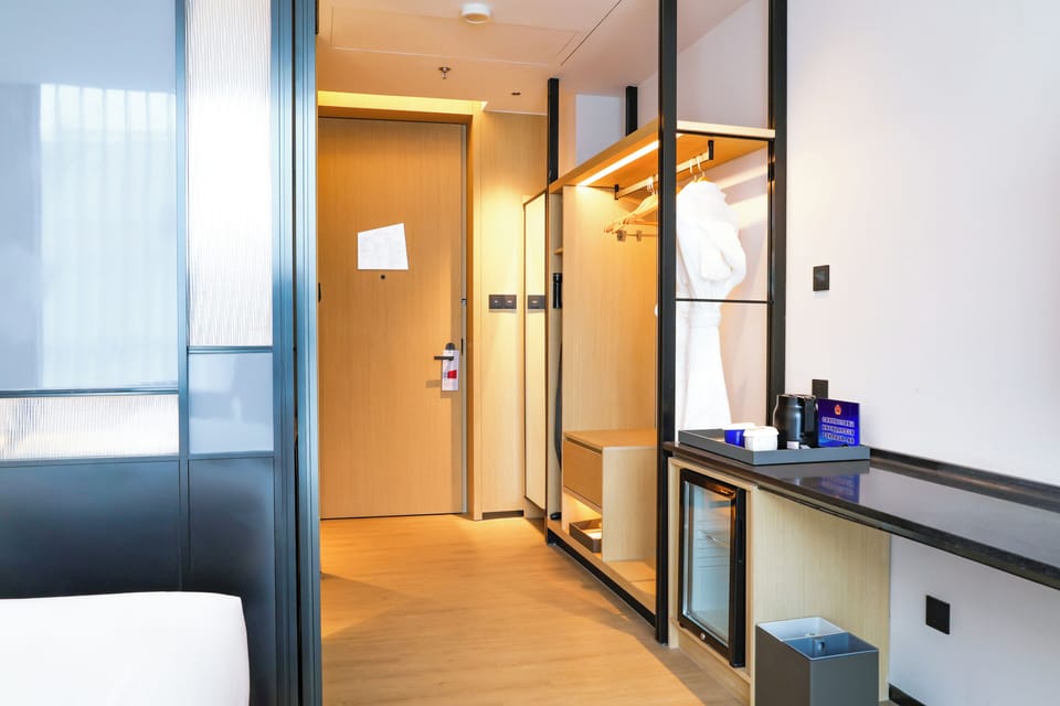 aloft, Basic Room, 1 King Bed | Premium bedding, down comforters, in-room safe, desk