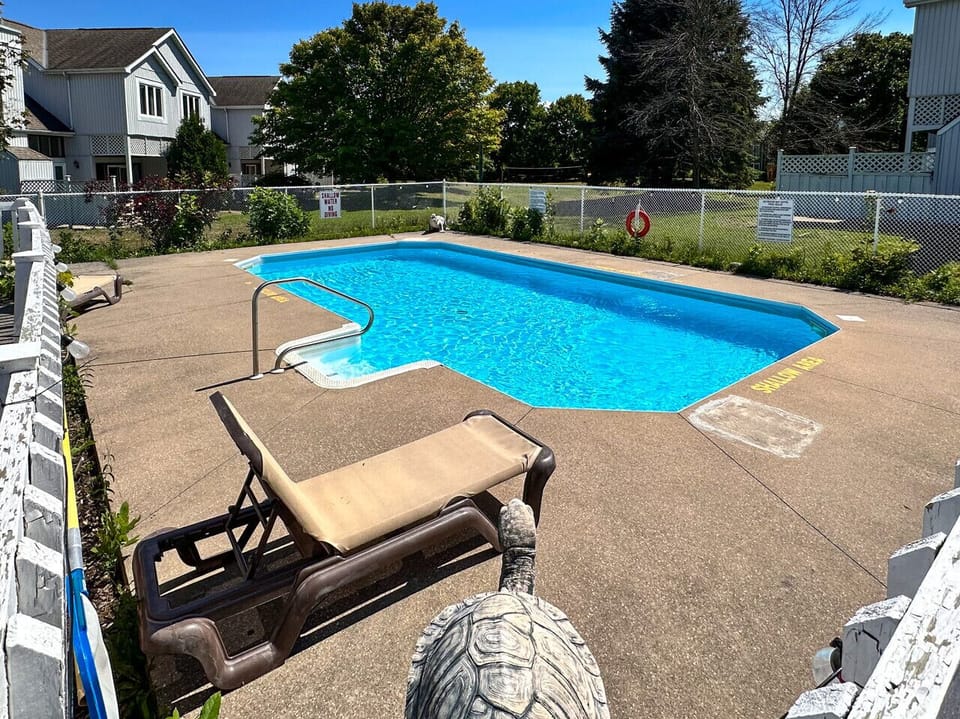 Seasonal Shared pool at 145 Vacation Inn Drive available June-Sept at additional cost $25 per day plus HST discounts for weekly and monthly stays
